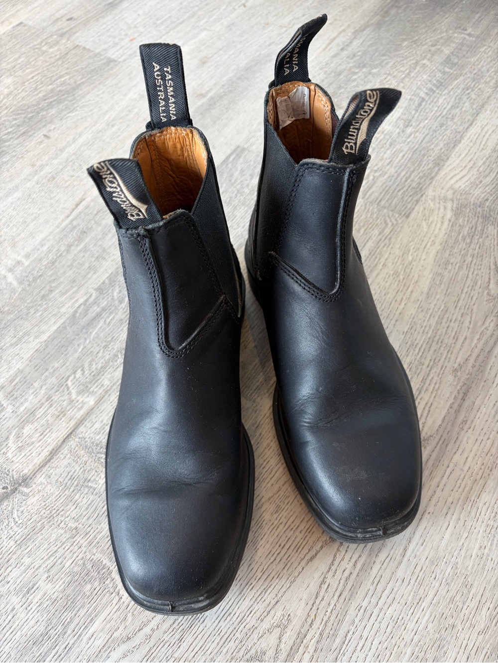 Blundstone black chisel toe boots